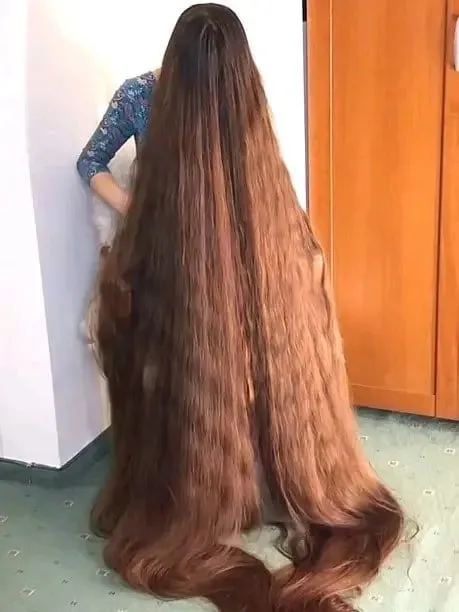 he hasn’t cut her hairs for 25 years, even though her husband begged her to. 
